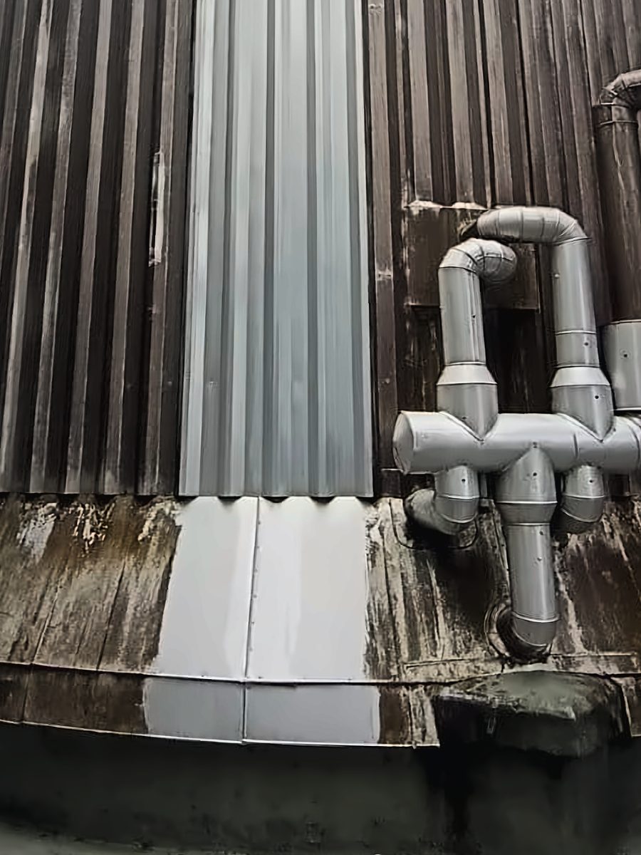 Detalle de la base del tanque: el límite entre la chapa limpia y la suciedad acumulada.